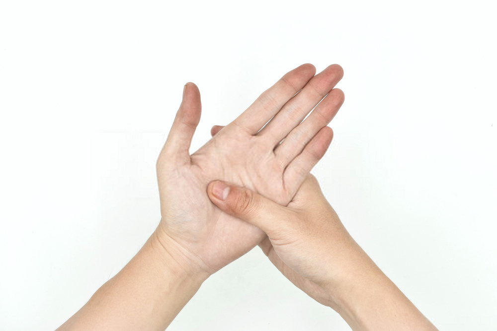 کبودی دست ها از علائم هیپوکسی